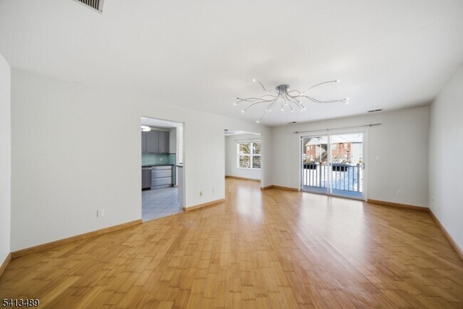 Foto del edificio - 8 Jennifer Dr