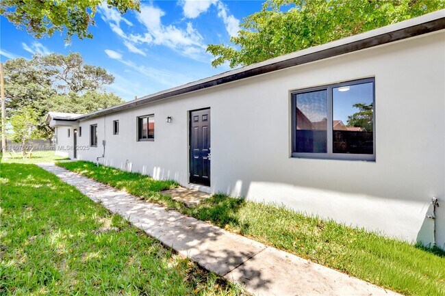 Foto del edificio - 861 NW 6th Ave