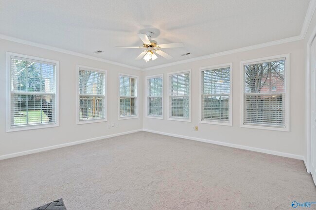 Foto del edificio - 100 Ellacott Dr