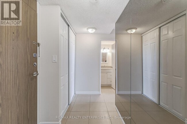 Building Photo - 250 Scarlett Rd