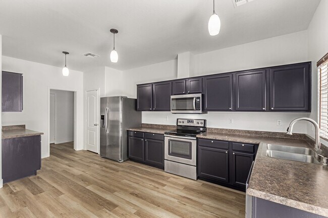 Building Photo - Fantastic 3 bedroom / 2.5 bathroom home in...