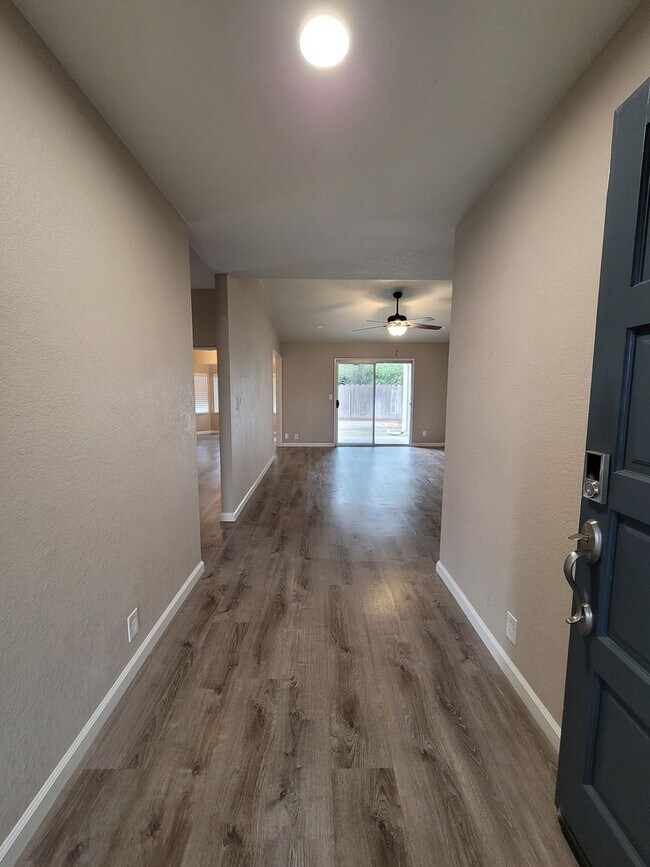 Building Photo - 4Bx2B Available Now!! 1153 Bud Place, Mant...