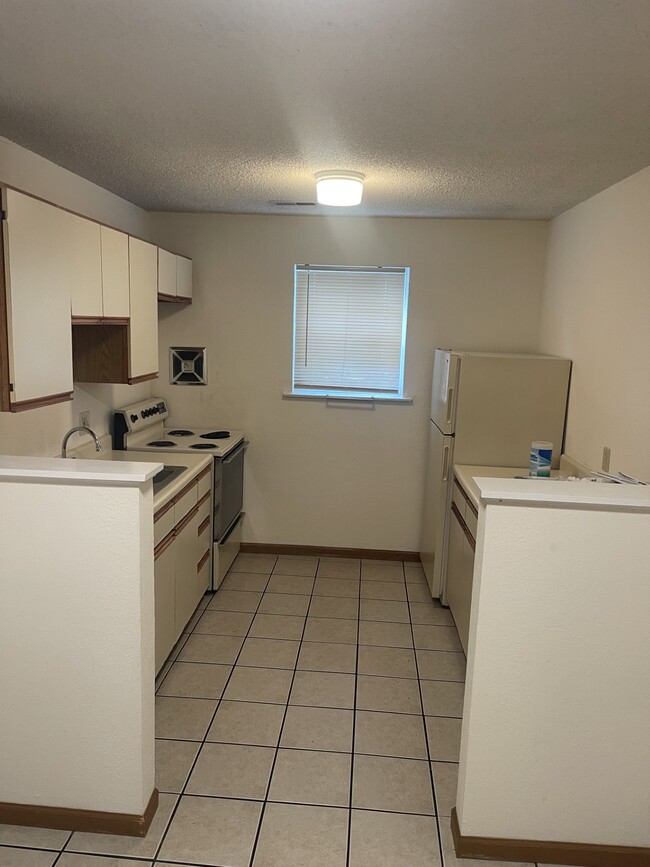 Building Photo - 1615 Sylvan Ln