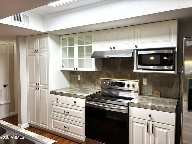 Building Photo - 523 E Malibu Dr