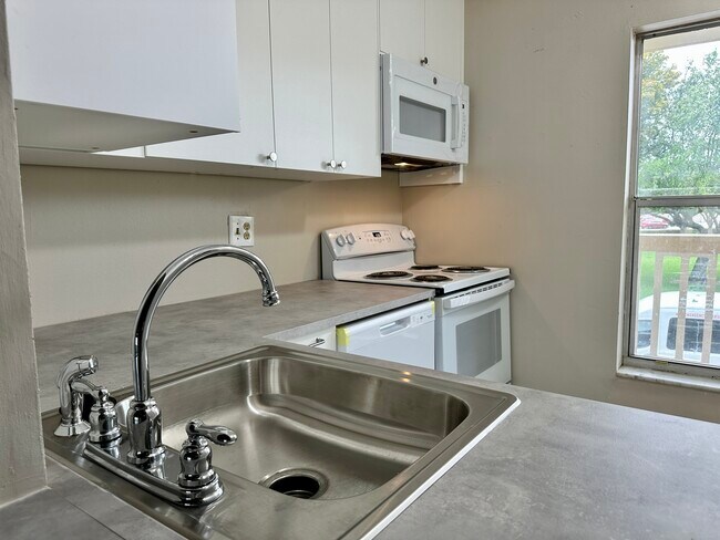 Building Photo - 6020 NW 64th Ave