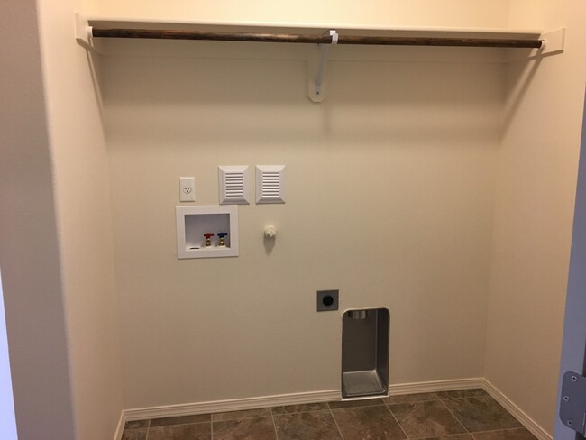 Building Photo - Hayden home in SW Redmond!