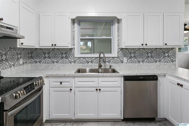 Foto del edificio - BEAUTIFUL REMODELED 3 BEDROOM HOME