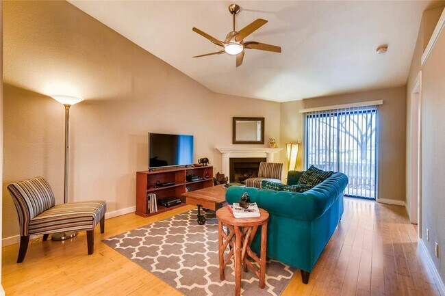 Living area - 1601 Faro Dr