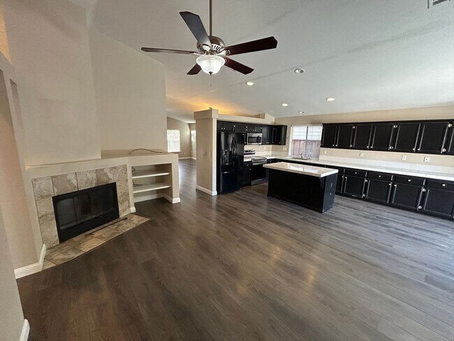 Building Photo - Beautiful Single Story 3 Bedroom, 2 Bath A...
