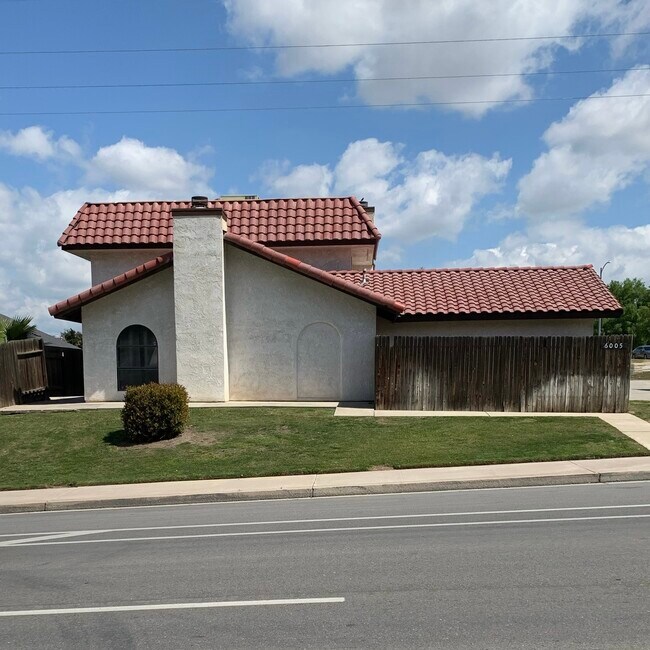 Foto del edificio - 6005 Fairfax Rd