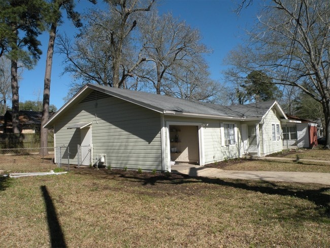 Building Photo - 2101 Sycamore Ave