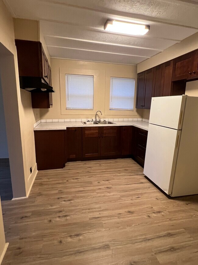 Foto del edificio - 106 N Kellie Ave