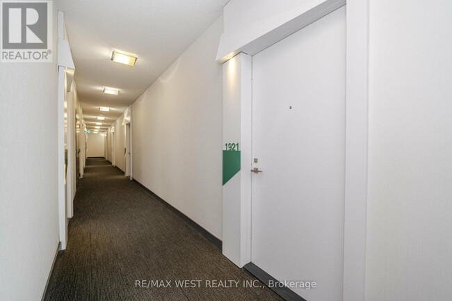 Building Photo - 352 Front St W