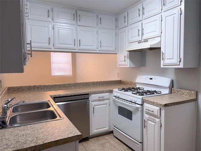 Foto del edificio - 2416 Lakeview Cir