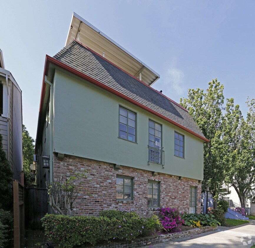 Building Photo - Deus