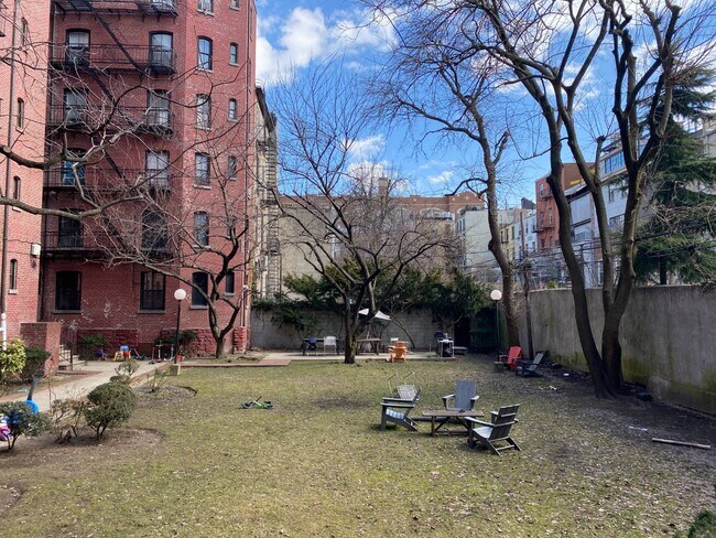 Building Photo - 443 Hicks St