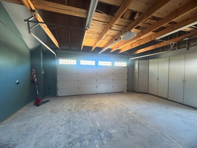 Foto del edificio - Spacious 4-Bedroom Home on Expansive Lot i...