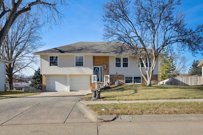 Building Photo - **3 Bedroom with a non-conforming and 2.5 bathrooms in Millard**