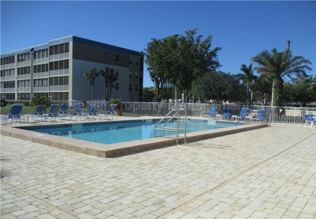 Foto del edificio - 14931 Park Lake Dr