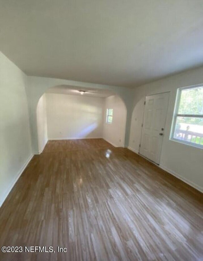 Foto del edificio - 4653 Bristol Ave