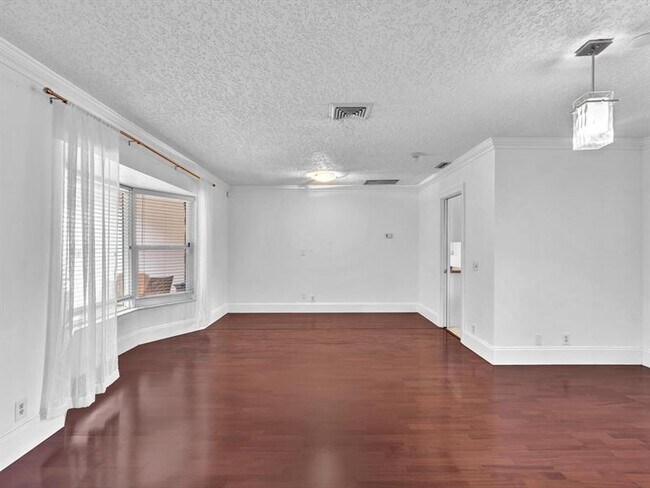 Building Photo - 899 NW 6th Dr