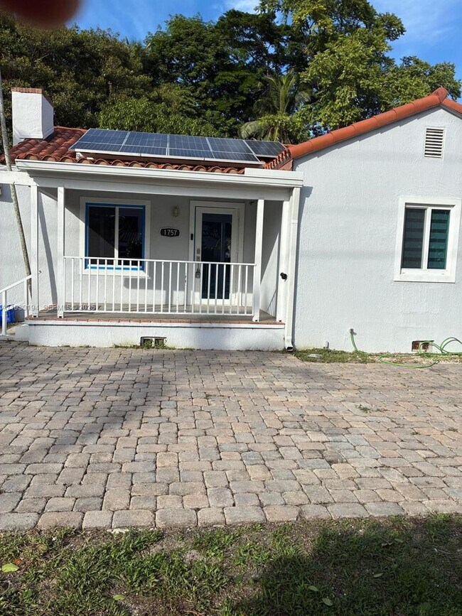 Foto del edificio - 1757 SW 24th Ter