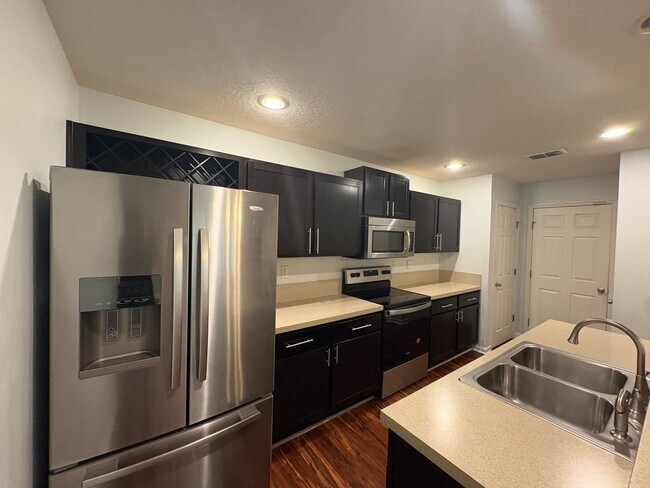 Building Photo - Great Townhome in Oakleaf with Garage!