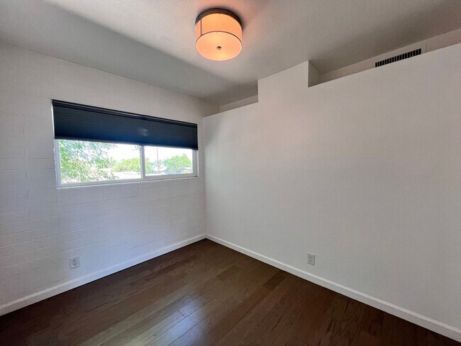 Foto del edificio - North Central Condo