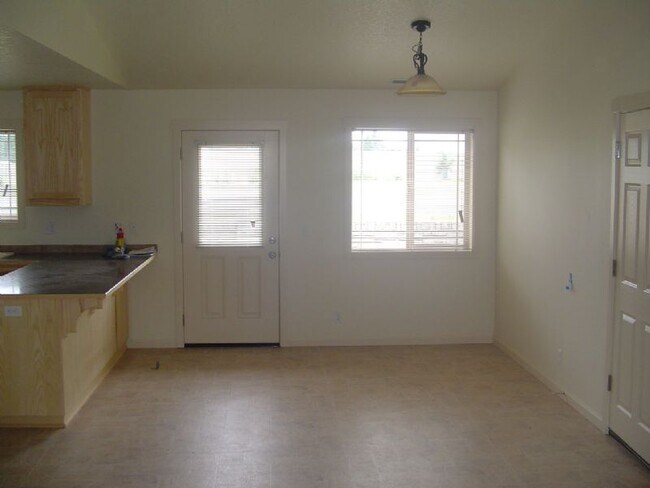 Foto del edificio - New 3 bedroom w/garage in East Springfield