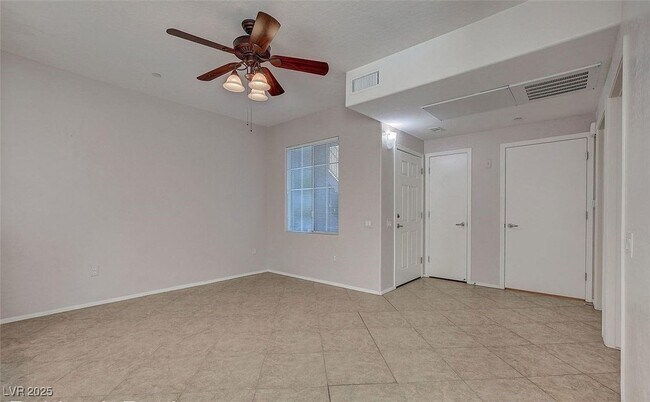 Foto del edificio - 6868 Sky Pointe Dr