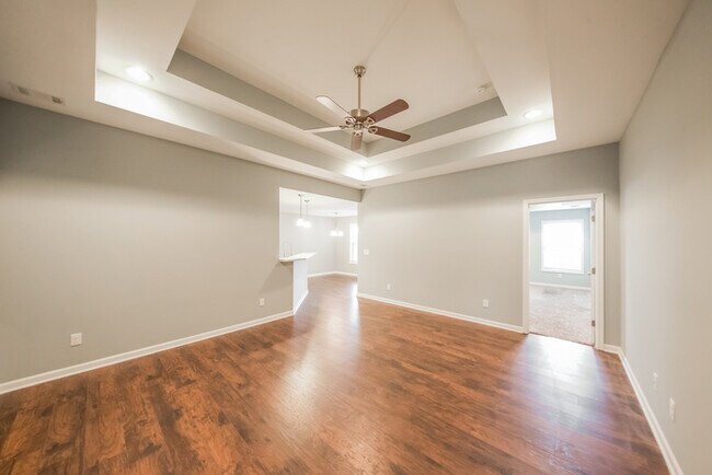 Building Photo - Available Now! Grand Home in Great Neighbo...