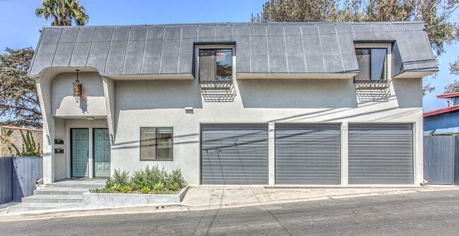 Owner's Unit in Upper / Lower Duplex - 835 Maltman Ave