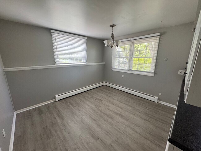 Foto del edificio - Two Bedroom Duplex with Heat Included! Nea...