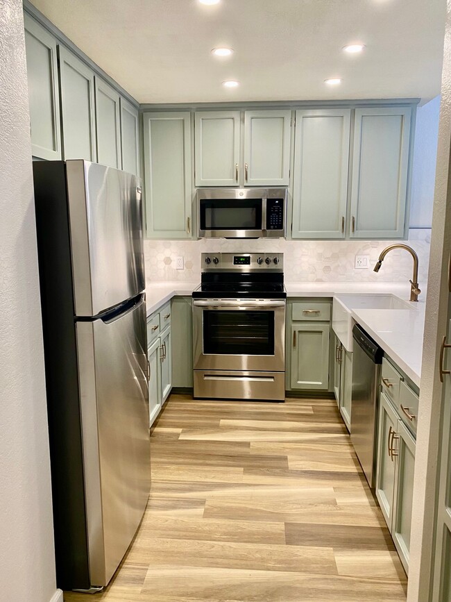 Building Photo - 270 Dahlia Ave