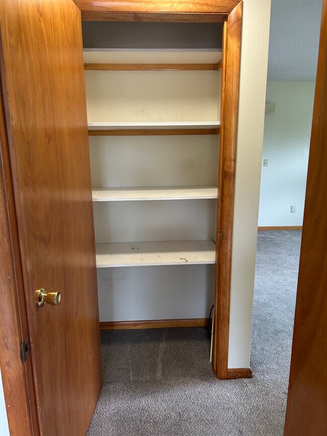 Armario de ropa blanca F 5 - Strnad Drive Apartments