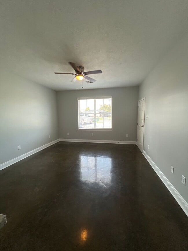 Building Photo - 2 bedroom 1 bathroom available for rent