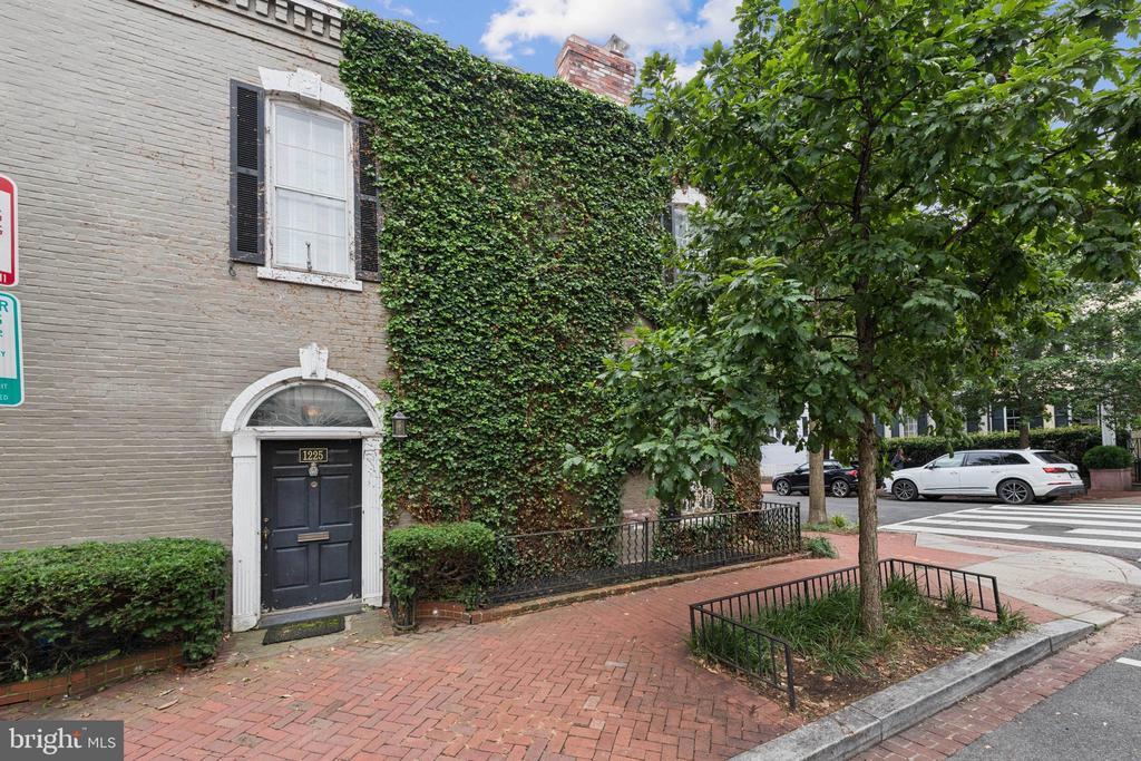 Foto principal - 1225 30th St NW