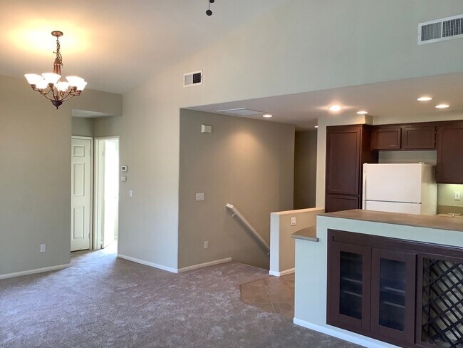Foto del edificio - 2 Bedroom Townhome in the Canterra Community of Scripps Ranch