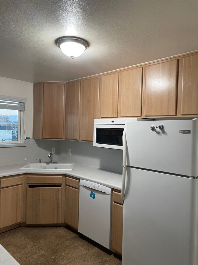 Kitchen - 3801 S Franklin Rd