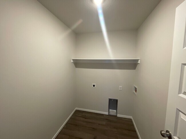 Foto del edificio - *Preleasing* BRAND NEW Three Bedroom | Two...