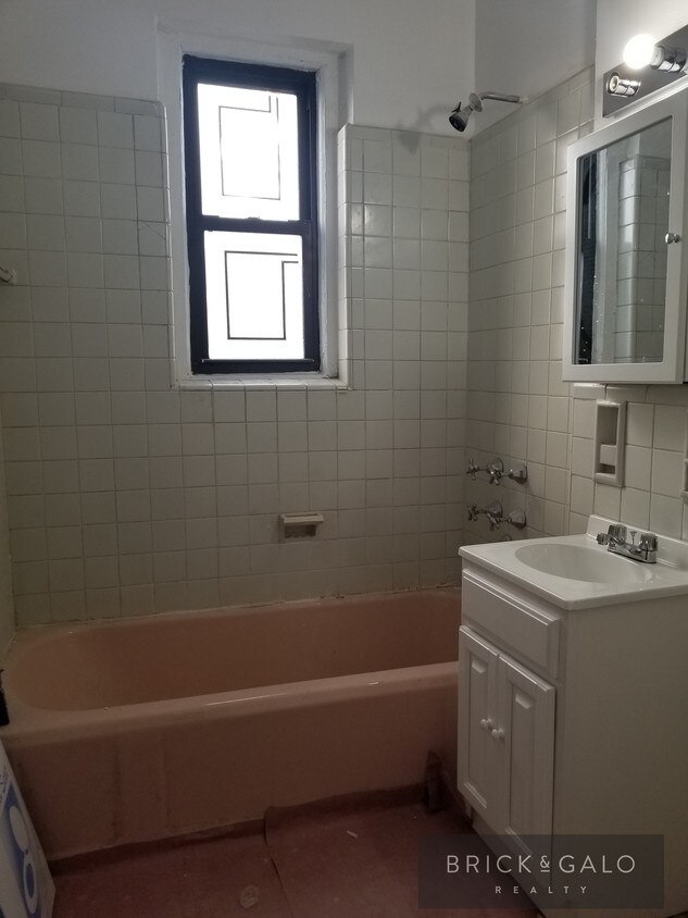 Primary Photo - 850 E 17th St