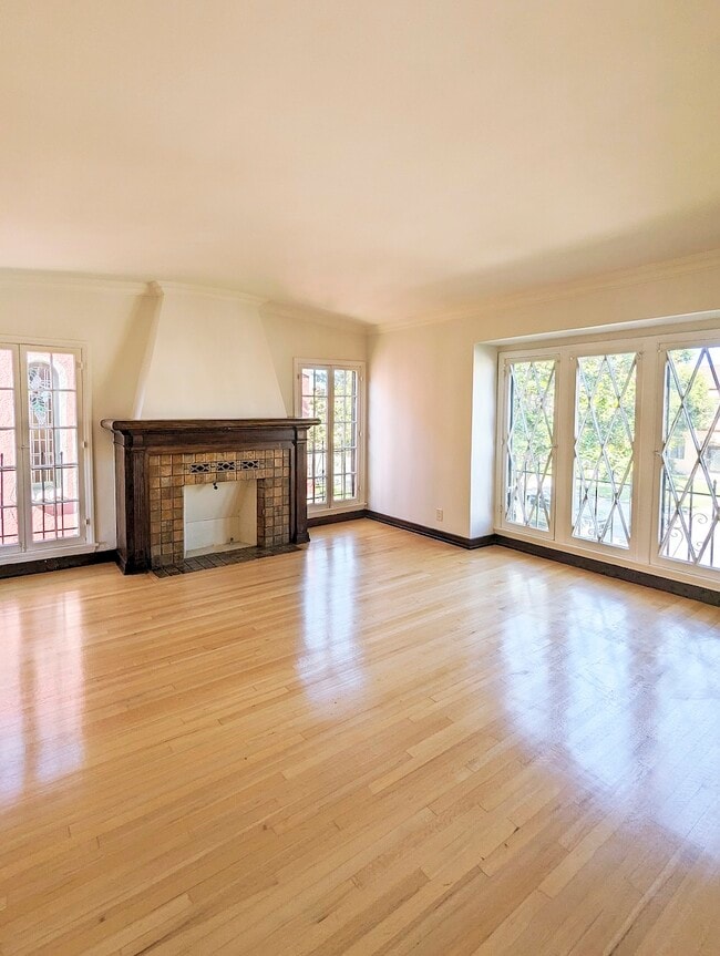 Building Photo - 850 S Mansfield Ave