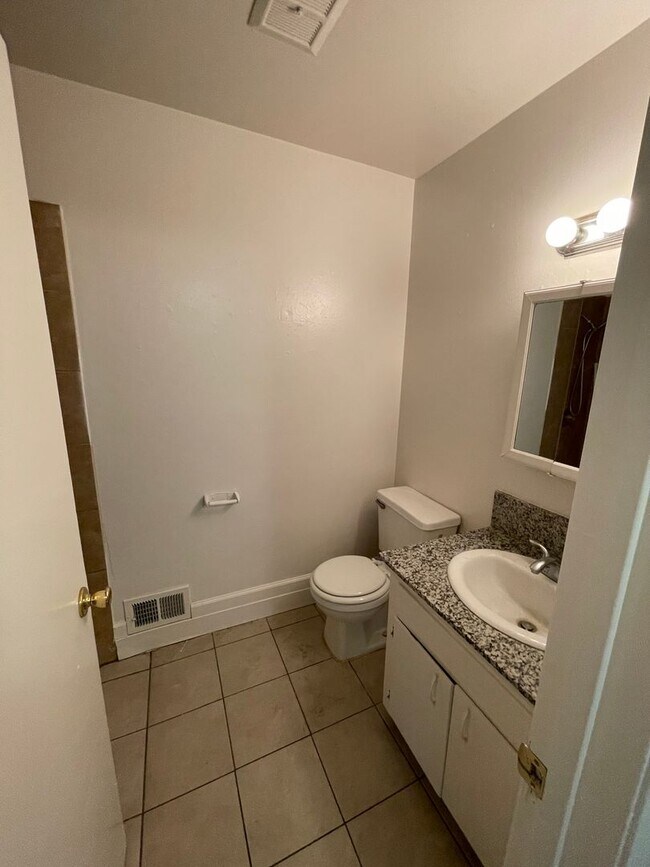 Foto del edificio - 2 Bedrooms in Foothill Farms