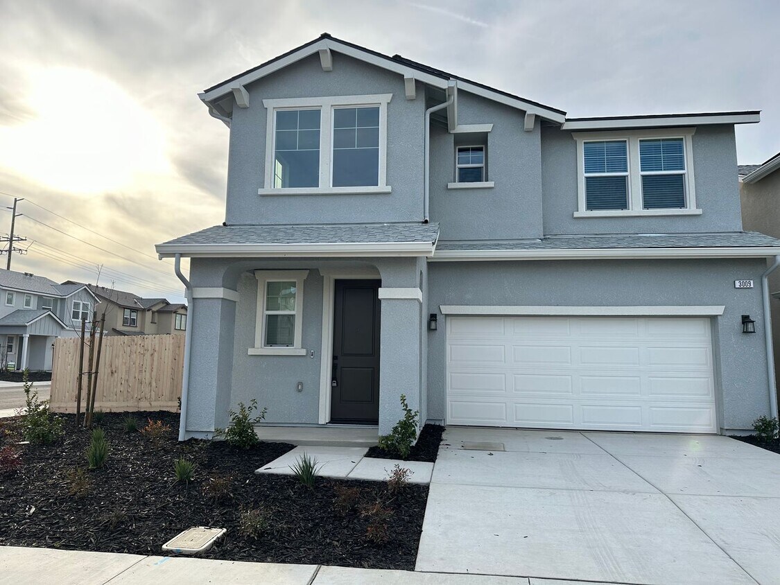 Foto principal - Lovely newer home on a corner lot!
