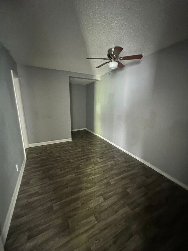 Foto del edificio - 3 bedroom 2 bath renovated home with a huge family room!