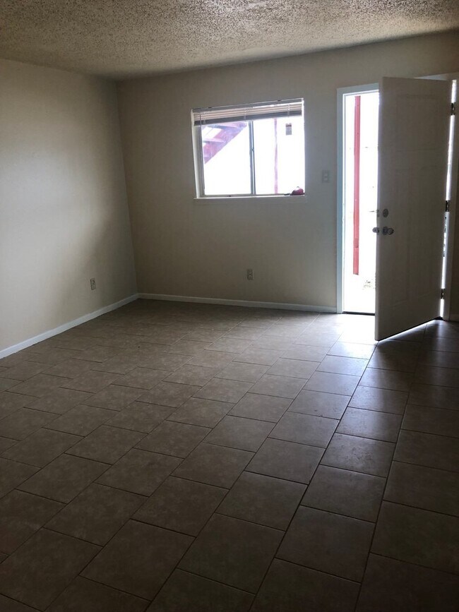 Foto del edificio - 803 W. Avenue E