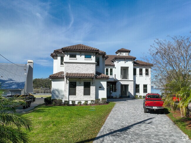 Larger homes with spacious yards and private docks can be found in the St Nicholas neighborhood.