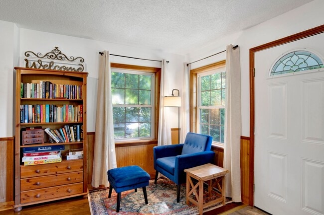 Foto del edificio - Cute Furnished Cottage close to NAS
