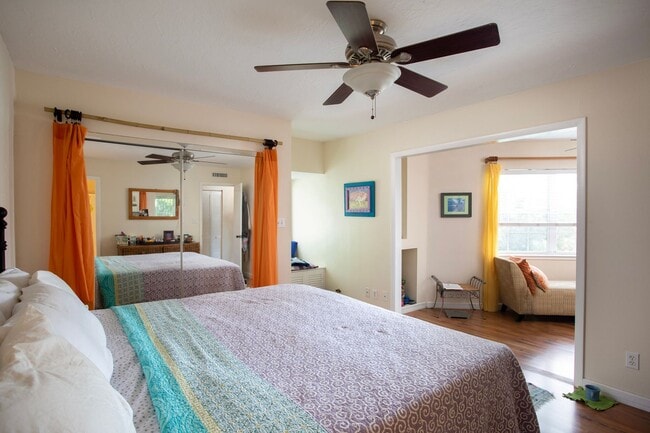 Building Photo - 3 Bedroom 1 bath and 2 half Baths with a g...