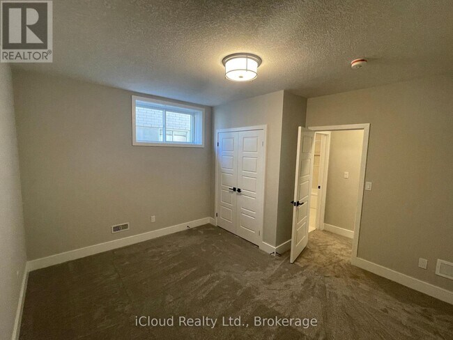 Photo du bâtiment - 27 Hollybrook Trail